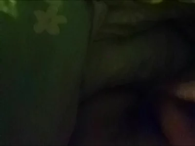 边看电影边享受娇妻手活释放