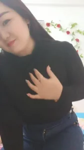 紧身牛仔裤！性感的骚逼大屁股肥穴不断抽插水流不止！