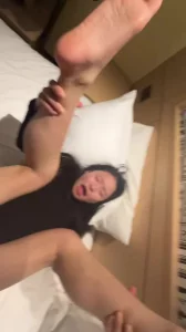 少妇掰着自己的腿被肏的哇哇大叫